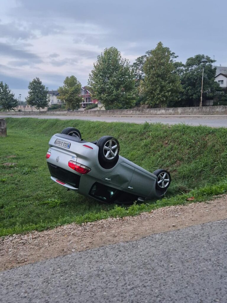 Automobil završio na krovu pored puta!