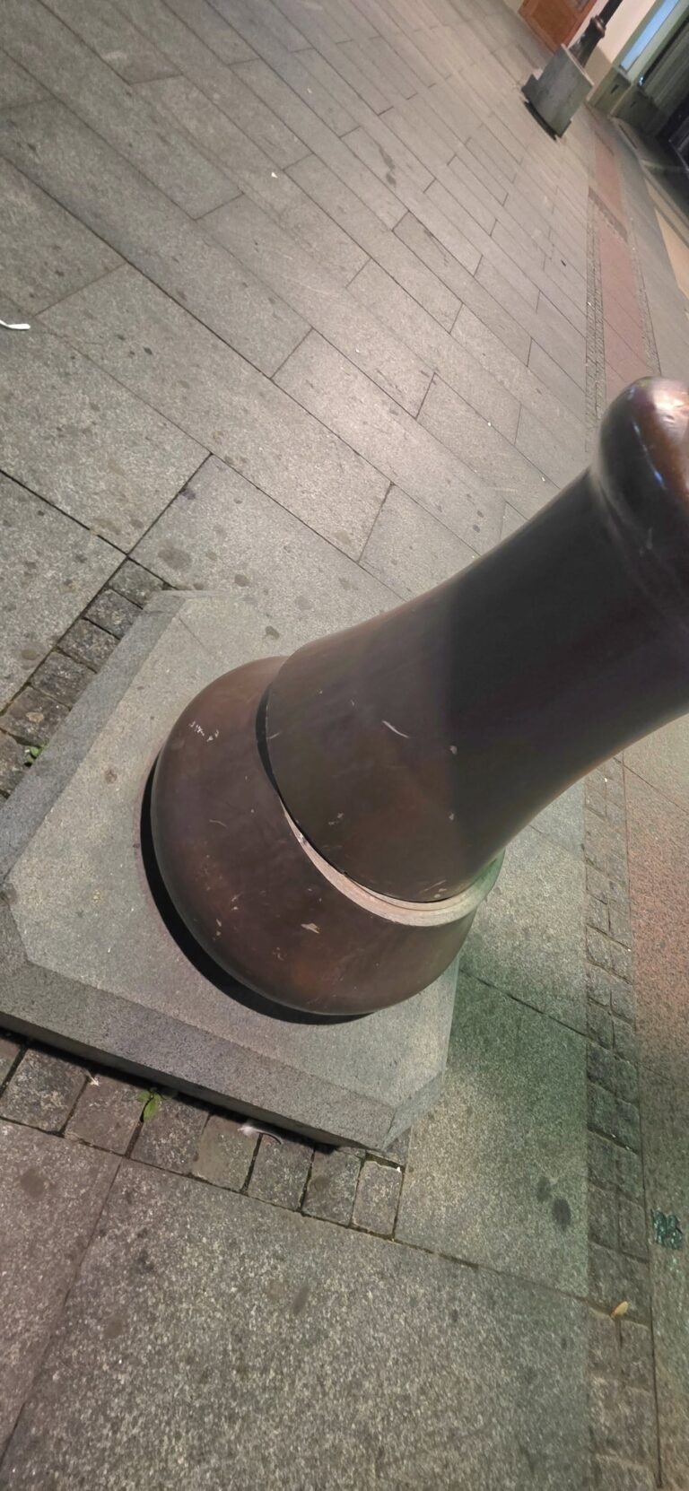 Opasnost u centru Brčkog: Stub javne rasvjete prijeti urušavanjem
