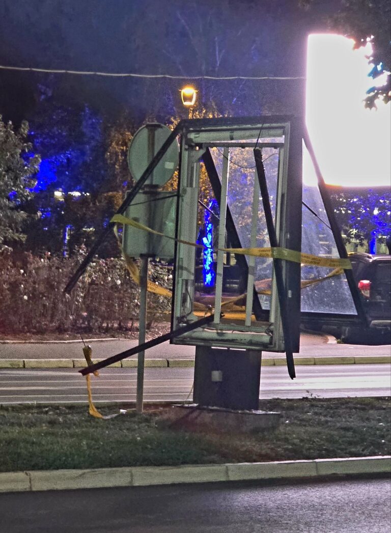 SKULPTURA koja kombinuje ironiju i ozbiljnu poruku: