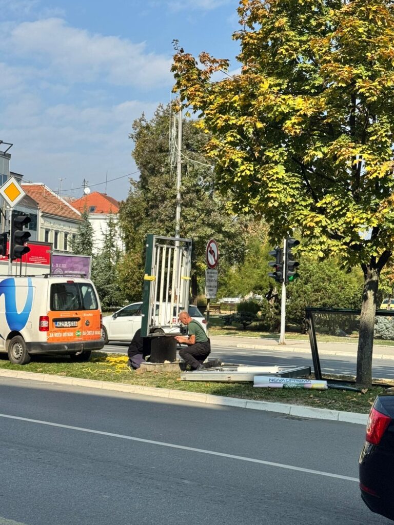 🛠️ Popravka reklamnog panoa kod semafora u centru Brčkog