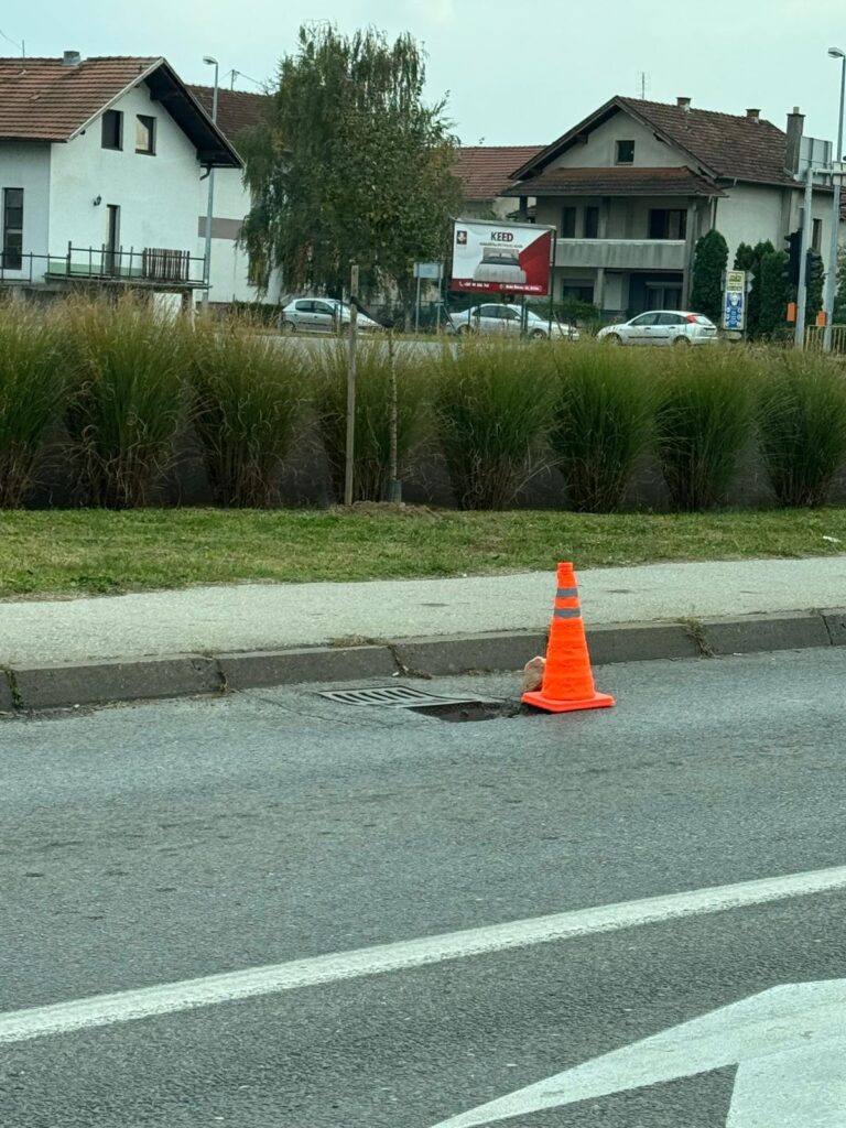 ⚠️ Opasnost na cesti kod Klanca: otvoren šaht obilježen samo čepom