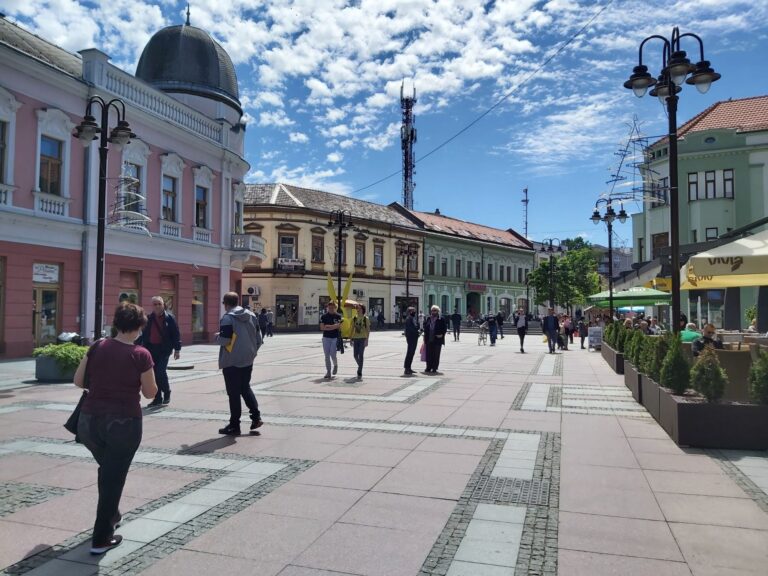 Sunčan dan izmamio građane na ulice Brčkog