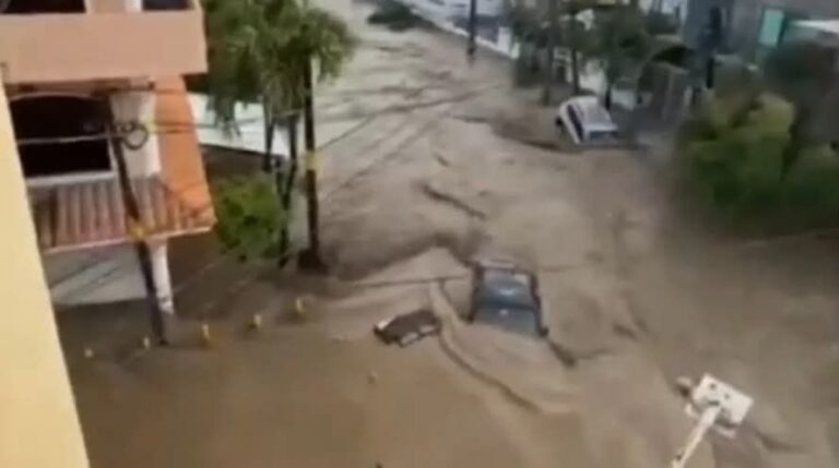 Razorne poplave: Poginulo najmanje 28 osoba, među njima i dijete