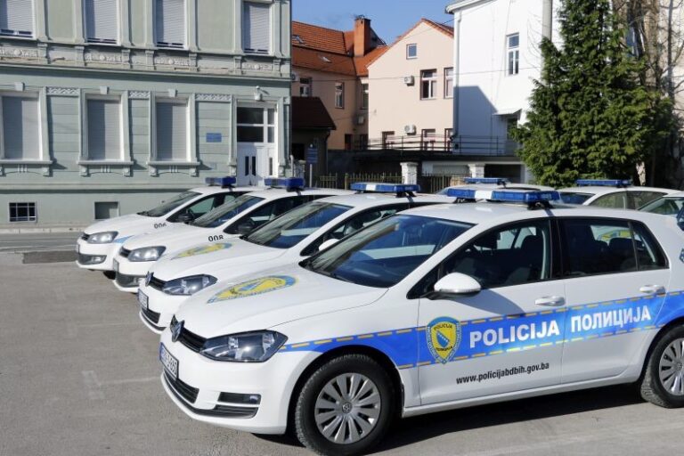 🚓 Policijska akcija u Brčkom: U lokalu otkriveno 17 paketića kokaina