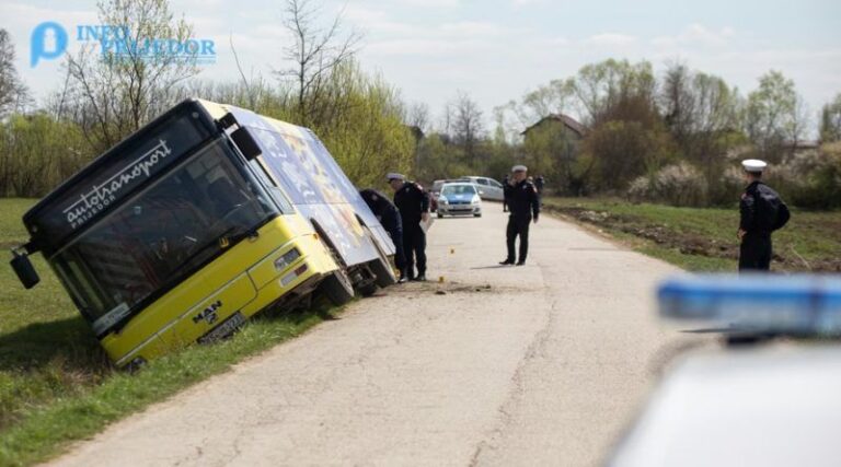 Teška nesreća: Prevrnuo se autobus, dvoje poginulih i više povrijeđenih