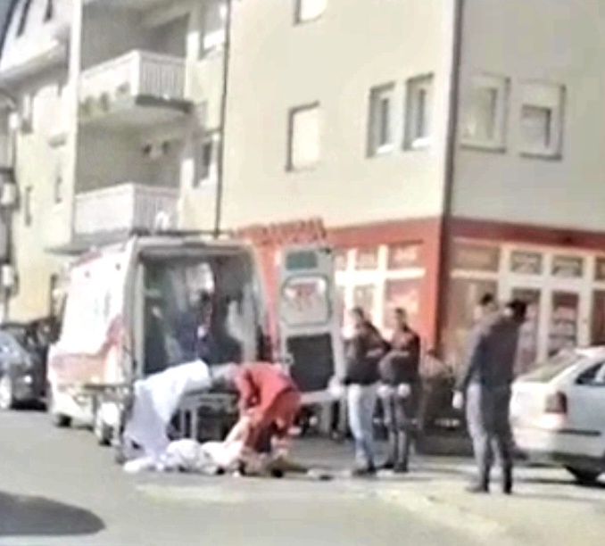 NESVAKIDAŠNJI DOGAĐAJ U BRČKO DISTRIKTU BIH🇧🇦 danas se u Brčko distriktu dogodio nesvakidašnji incident – tokom vožnje vozila hitne pomoći, iz saniteta je ispao pacijent!