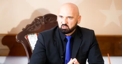 Novi biser – Isak: Ti momci nisu moje obezbjeđenje, oni čuvaju građane od mene
